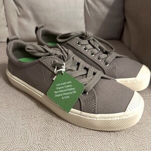 NWT Cariuma Sneaker Size 9